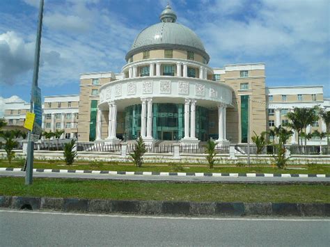 Institusi pendidikan awam dan swasta yang bertaraf dunia seperti upm,usm, segi college, inti college penemuan bioubatan genetic. Malaysia sebagai Pusat Kecemerlangan Pelbagai Bidang 2011