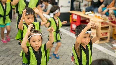 Crianças Japonesas Que Dançam A Dança Tradicional No Festival Famoso De