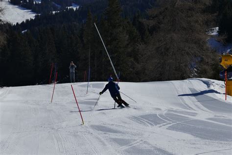 Francuski narciarz clement noel wygrał w chamonix slalom alpejskiego pucharu świata. slalom-training-on-the-skiracecamp-switzerland ...