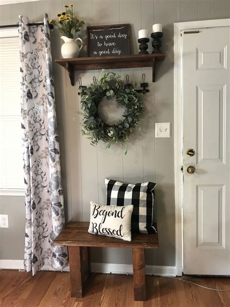I've been playing around with fall decor ideas this week! Farmhouse entryway decor - 2019 - Entryway Diy