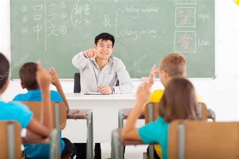 Handsome Teacher Teaching Chinese In Classroom — Stock Photo