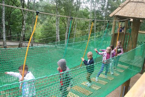 Natomiast dzieci oraz miłośnicy zwierząt mogą zajrzeć do miejskiego zoo, położonego na skarpie nad brzegiem wisły. Mini Park Linowy - ZOO Płock