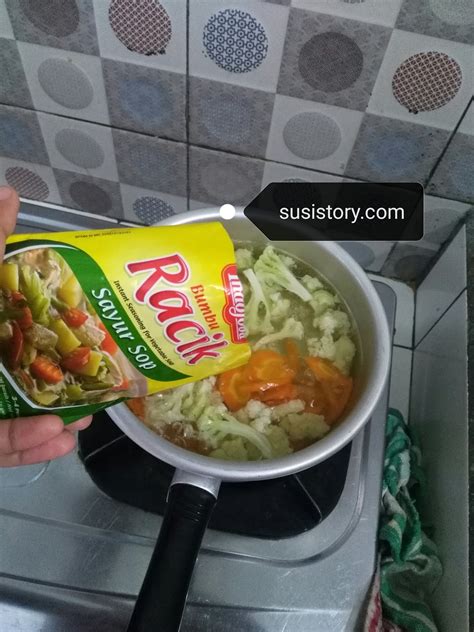 Sayur sop is an indonesian vegetable soup prepared from vegetables in chicken or beef broth. Resep Sop Sayur Praktis Dengan Bumbu Racik Indofood. Gak Ada Alesan Males Masak - susistory