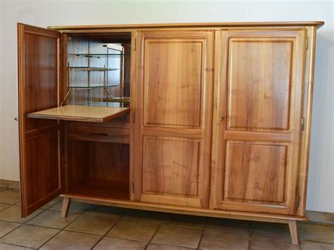 Der geschirrspüler wurde in direkter nähe zum geschirrschrank geplant. Geschirr-Schrank Nussbaumholz kaufen auf Ricardo