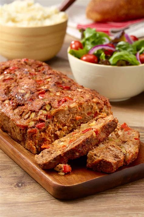 If you bake it in a loaf pan, it will bake inside its own i have tried different temperatures and cooking times (such as 40 minutes at 400 degrees), but ultimately, we were all happiest with 50 minutes at. Baking Meatloaf At 400 Degrees : Add ground beef and brush mixture over top of the meatloaf ...