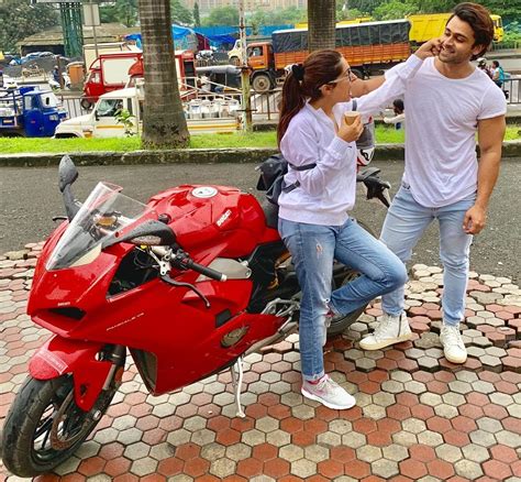 पहली बार पति शोएब के साथ दीपिका की बाइक राइड मुंबई की बारिश में यूं किया एंजॉय shoaib ibrahim