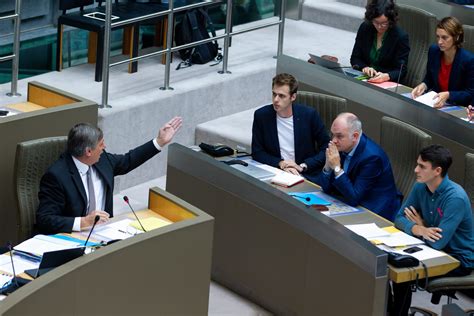 Tijdens het debat dat daarop volgde zonder oppositie, speelde hij het spelletje toy blast op zijn smartphone. Vlaamse regering lijkt het noorden nu al kwijt - De Standaard