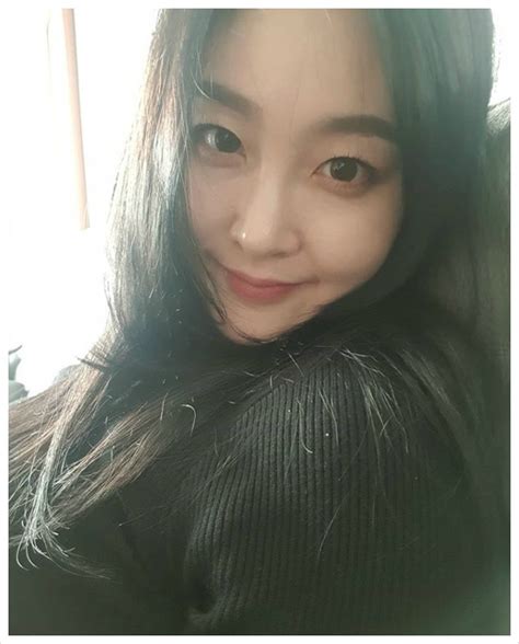 혼인(婚姻)은 가족을 만드는 하나의 방법으로, 쌍방간의 합의에 의해 이루어지는 법률행위이다. 신아영 결혼 나이 신랑 과거는?