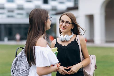 Dos Chicas Adolescentes Hablando Juntas En El Campus Dos Estudiantes