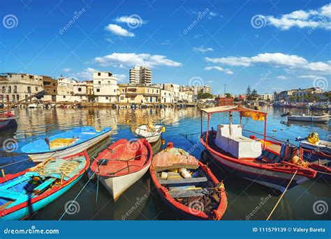 Bateaux De Pêche Au Vieux Port Dans Bizerte La Tunisie Afrique Du Nord