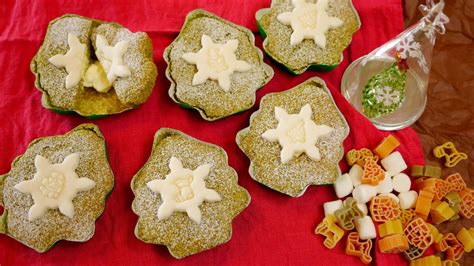 From fondant to icing sugar, royal icing to marzipan, we've got lots of easy designs for you to try with our classic christmas cake recipe. Easy Christmas cakes! Matcha cupcakes decorated with ...