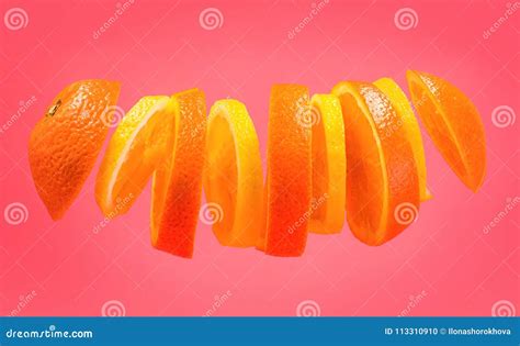 Oranges De Vol Et Tranches De Citron Sur Le Fond Rose Agrume Découpé En