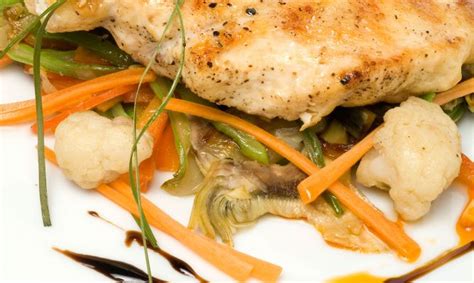 Las recetas con verduras no son las favoritas de los niños. Receta de Pechuga de pollo con verduras - Enrique Fleischmann