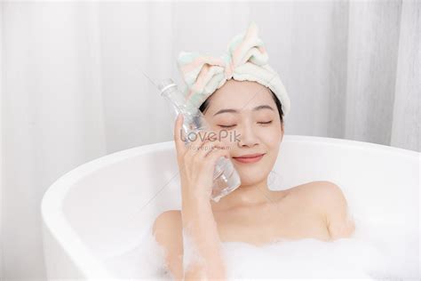 泡澡の青年女性は水瓶で冷却しています 写真素材フリー、中国 風呂 快適さ 画像無料ダウンロード Lovepik