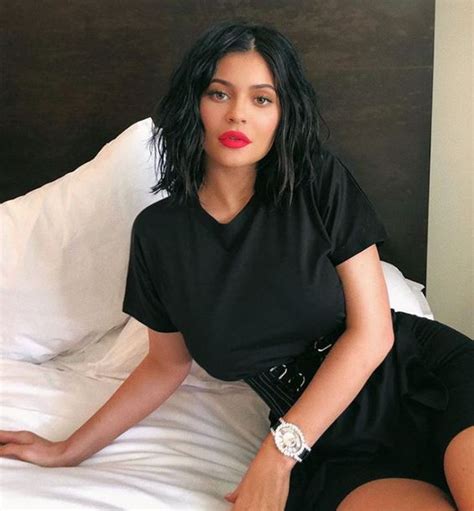 Make Up Lipstick Lip Gloss Kylie Jenner Instagram Belt Red