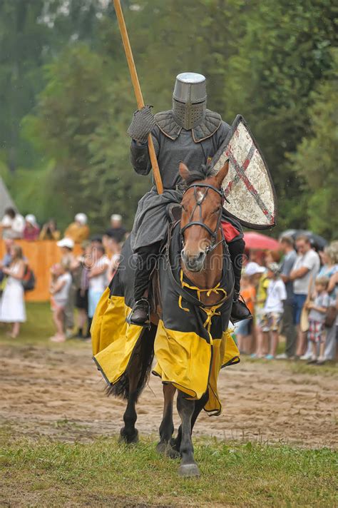 Ritter Mit Lanze Zu Pferd Redaktionelles Foto Bild Von Farbe 42750361