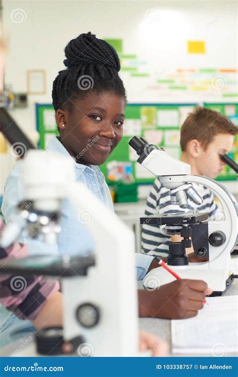 Grupo De Alumnos Que Usan Los Microscopios En Clase De La Ciencia 50180