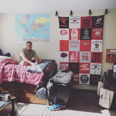 how to decorate a guy s dorm room 23 simple and easy ideas