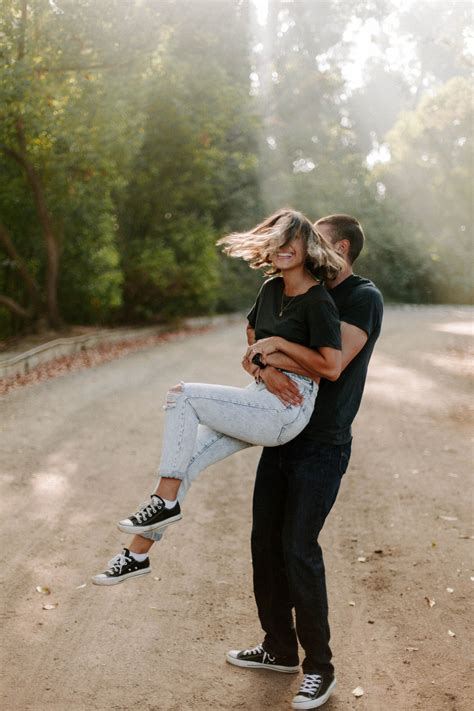 Konsep Terpopuler Casual Couple Poses