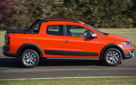 Descubra a melhor forma de comprar online. Fiat Strada x VW Saveiro: duelo das versões Cabine Dupla