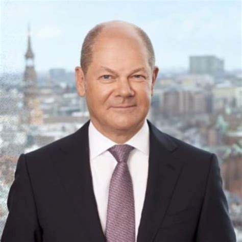 Happy und ganz lässig ganz in schwarz: SPD-Kanzlerkandidat #Scholz kündigt höhere Steuern für ...