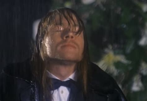 November rain is a single by the band guns n' roses , written by lead singer axl rose and released in june 1992. Guns N' Roses ficou mais de 90 semanas no Disk MTV com ...