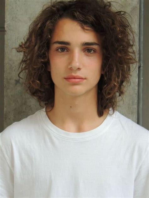 Está a fazer sucesso entre os fãs. Pin em Corte de cabelo