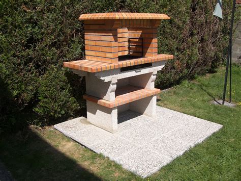 Mattoni e cemento permettono di creare barbecue dalle forme molto semplici. NOBRU