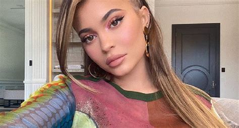 «эти фото кайли дженнер просто убивают». Kylie Jenner & Travis Scott Escape Paparazzi At Celeb Hot Spot - Tv Shows Ace