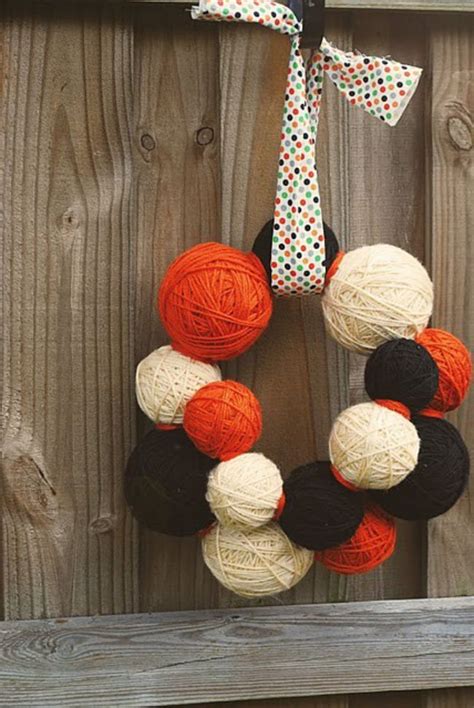 96 Beautiful Wreaths To Make Free Patterns Yarn Wreath Halloween