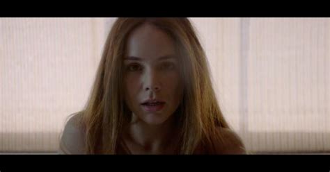El teaser muestra a carmen, una intrépida periodista que tendrá que lidiar con el terrorífico pasado que su abuela dejó al morir, una lucha contra un demonio que, a su vez, hará que carmen se enfrente a los secretos más oscuros que esconde esta maldición y así poder empezar su vida y familia. El exorcismo de Carmen Farías | Tráiler oficial | Tomatazos