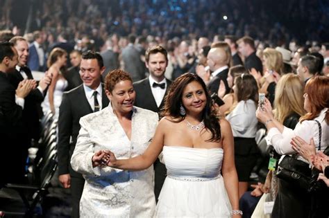 Queen Latifah Officiates Thirty Three Weddings At The Grammy Awards Music News Conversations