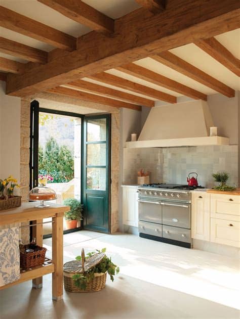 Las mesas tienen personalidad y se convierten en. Una casa rústica con vigas de madera