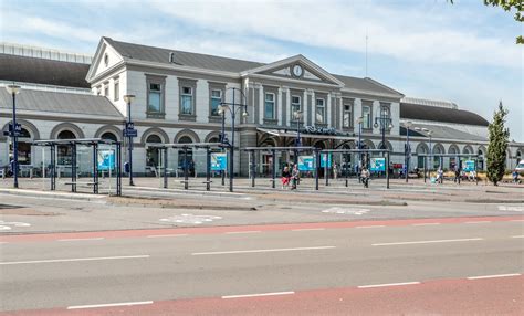Two koffee shops near each other and walking distance from the train station. Langer wachten op snellere treinverbinding op station ...