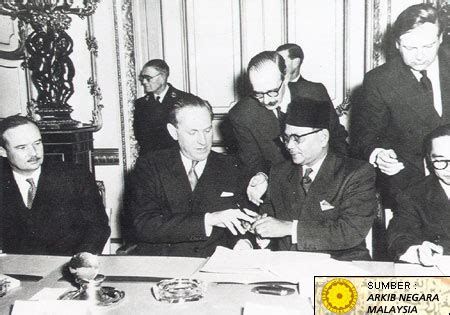 Abdul razak juga menyertai misi februari 1956 yang diketuai olehtunku abdul rahman ke london untuk menuntut kemerdekaan malaya daripada pihak british. Terbinanya Negara Dibawah Runtuhan Kota Melaka...
