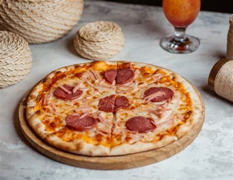 Pizza Au Pepperoni Classique La Sauce Tomate Et Fromage Fondu Sur Le
