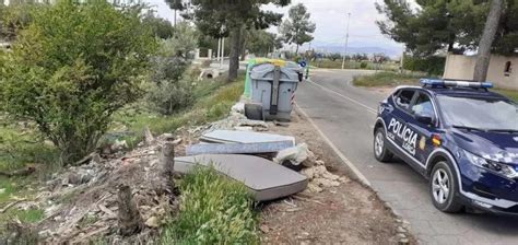 Polic A Local De Lorca Identifica A Una Persona Que Arrojaba Enseres Y