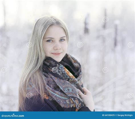 Mujer Rusa Hermosa En La Naturaleza Del Invierno Imagen De Archivo
