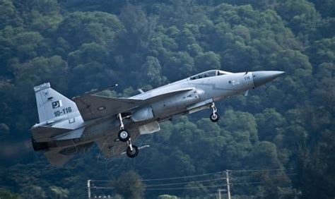 Jet, düşman hedefleri daha uzak mesafeden tespit edebilmesini ve 30 hedefe aynı anda kilitlenebilmesini sağlayan çin yapımı bir aktif faz dizinli radar. Pakistani-Chinese JF-17 Fighter Jet's Block III Design ...