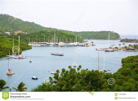 Antigua ist ein familienfreundlicher ort, der für seine restaurants und seine bars bekannt ist. Antigua, Karibikinseln, Englisches Hafen Und Nelson-` S ...