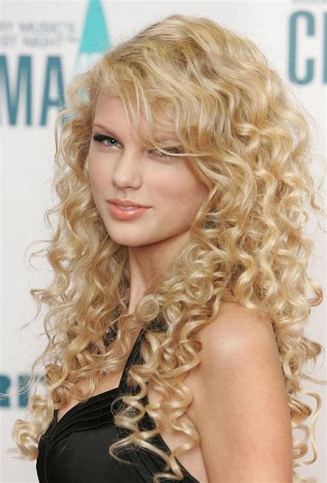 Taylor Swifts Curly Hair Is Back What A Time To Be Alive Taylor