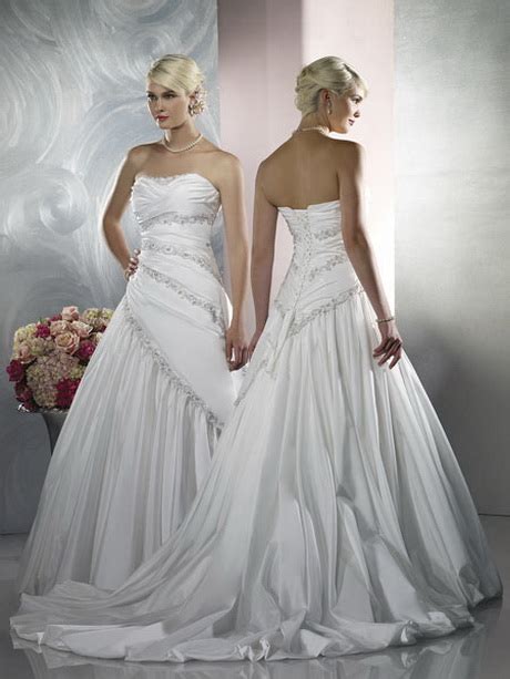 La collezione di abiti sposa di atelier emé offre numerosi modelli, creati per una sposa raffinata, sensuale e moderna. Vestiti sposa cinesi