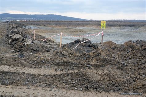 The racibórz basin (kotlina raciborska) forms the southeastern extension of the silesian lowlands, surrounded by the opawskie mountains in the west (part of the eastern sudetes), the silesian upland in the north, and the moravian gate in the south. Racibórz Dolny: Budimex dokończy budowę zbiornika ...