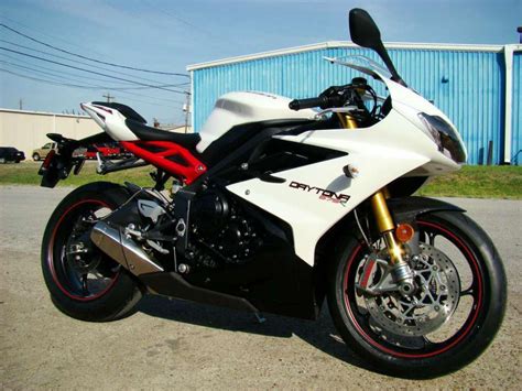 Triumph's product manager, simon warburton. Buy 2013 Triumph Daytona 675R LE - Crystal White on 2040-motos