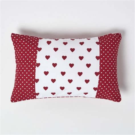 Une housse de coussin destinée à une déco élégante. Coussin Déhoussable Rouge Cœurs et Pois 30 x 50 cm ...