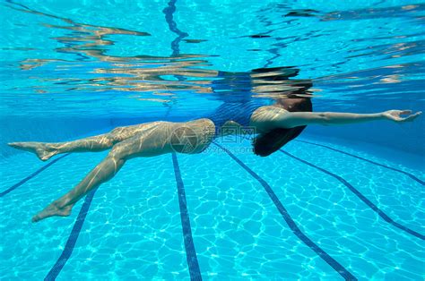 在游泳池游泳的女人高清图片下载 正版图片501453865 摄图网