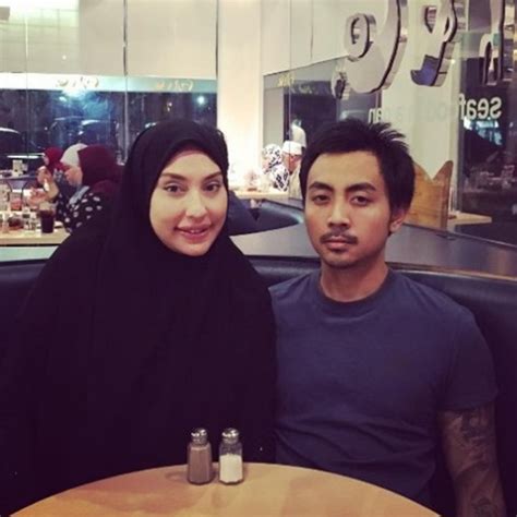 Последние твиты от zarina anjoulie (@zarinaanjoulie_). Akhirnya Zarina Anjoulie Jelaskan Punca Dia Bercerai