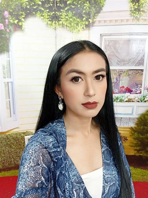 นักแสดงสาว ตุ๊กตา อุบลวรรณ บุญรอด ได้โพสต์ภาพบ้านไฟไหม้ ชีวิตพระศุกร์เข้าพระเสาร์แทรก พ่อก็ป่วย แม่ก็ป่วย เผยสาเหตุคาด. ดาราสาวเฉียดอัมพาต!! 'ตุ๊กตา-อุบลวรรณ'ก้มปลูกต้นไม้-เข้า ...