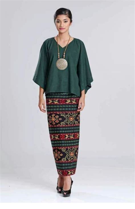 Lihat ide lainnya tentang wanita, baju kurung, model pakaian. Pin oleh Jennefj di Fesyen baju kurung moden di 2020 ...