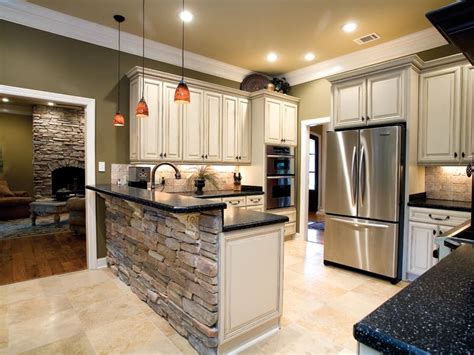 Dramatic stone echoes the stone fireplace beyond - plan ... A harmonious balance that enhances the essence of the materials.